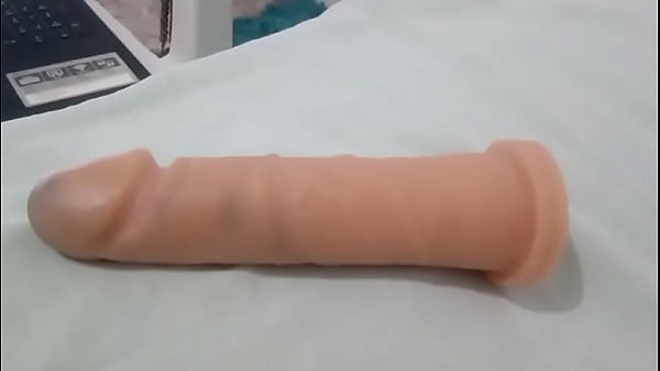 Acariciando o brinquedinho
