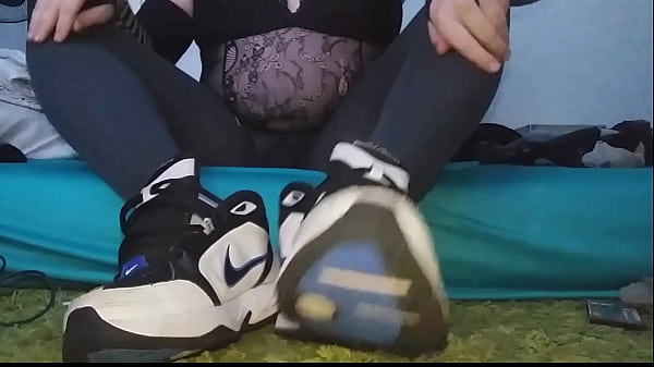 Close Up – Removing Shoes to tease my Sissy Boyfeet