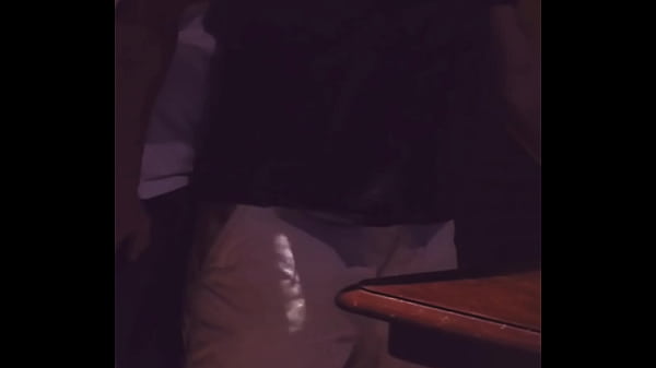 Mi compa hetero y yo después de muchos tragos follamos en el bar para olvidar su Exnovia