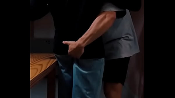 Mi compañero de cuarto llega pasado de copas del bar me toca y me folla pensando en su ExNovia