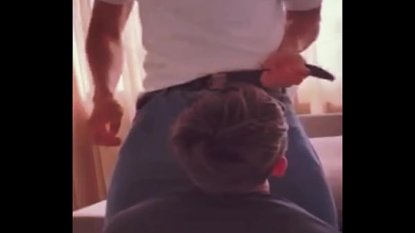 Mi vecino me invita a unos tragos en u sala y termina fallándome en el sofá