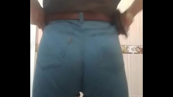 Putito maduro mostrando tanga