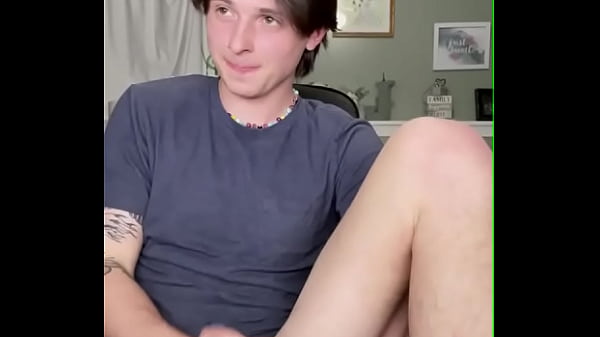 Chico Parecido A Peso Pluma Masturbándose