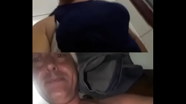 Meus peitinhos são uma delicia de chupar olha