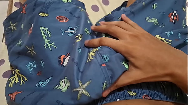 Brincando com meu pau grande dentro do shorts