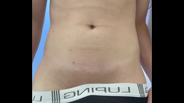 Novinho tira a pica da cueca grossa e dura